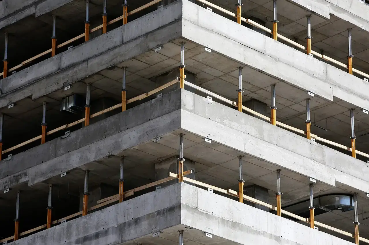 Osuszacze w budownictwie: Jak przyspieszyć procesy budowlane i renowacyjne?
